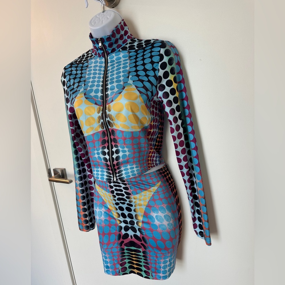 Stylish Women's Skirt Set with Geometric Design - Picture 2 of 7